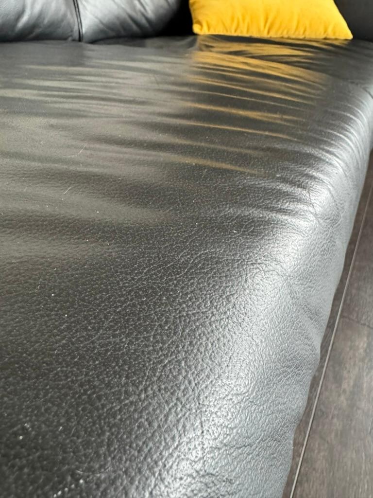 Kožená černá dvoumístná pohovka Phase - 3