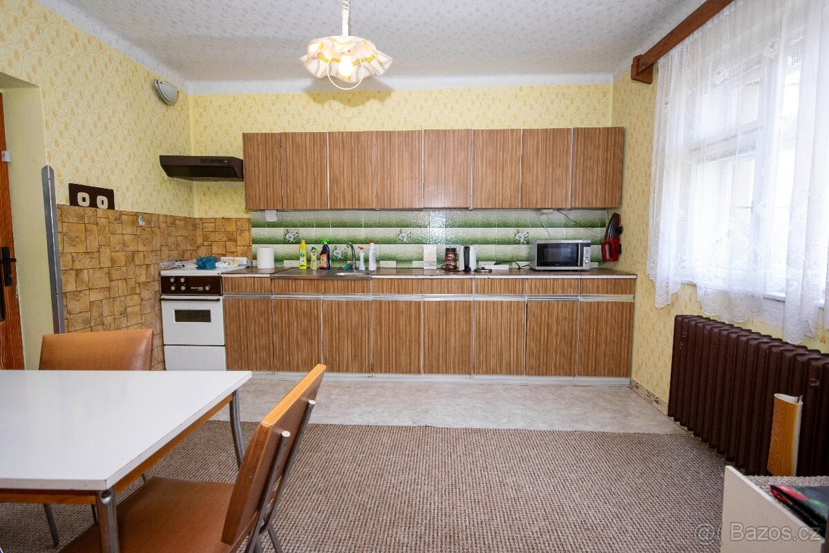 Prodej prostorného rodinného domu s dvěma byty a zahradou - 3