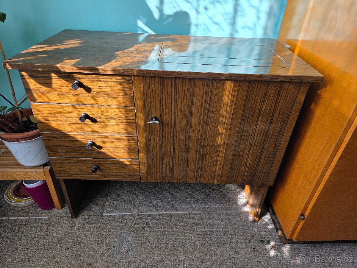 Prodám šicí stroj VERITAS se skříňkou - 3