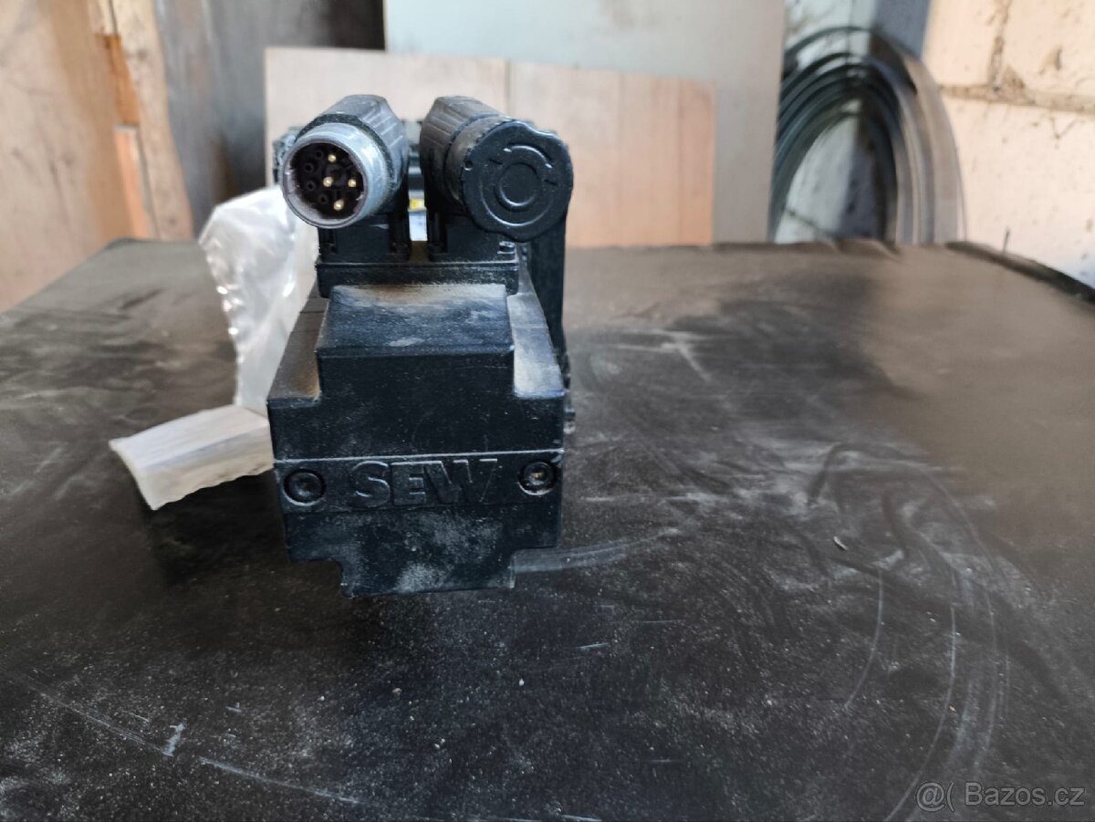 SEW-Eurodrive Servo Motor + Převodovka R17 CMP50S - 3