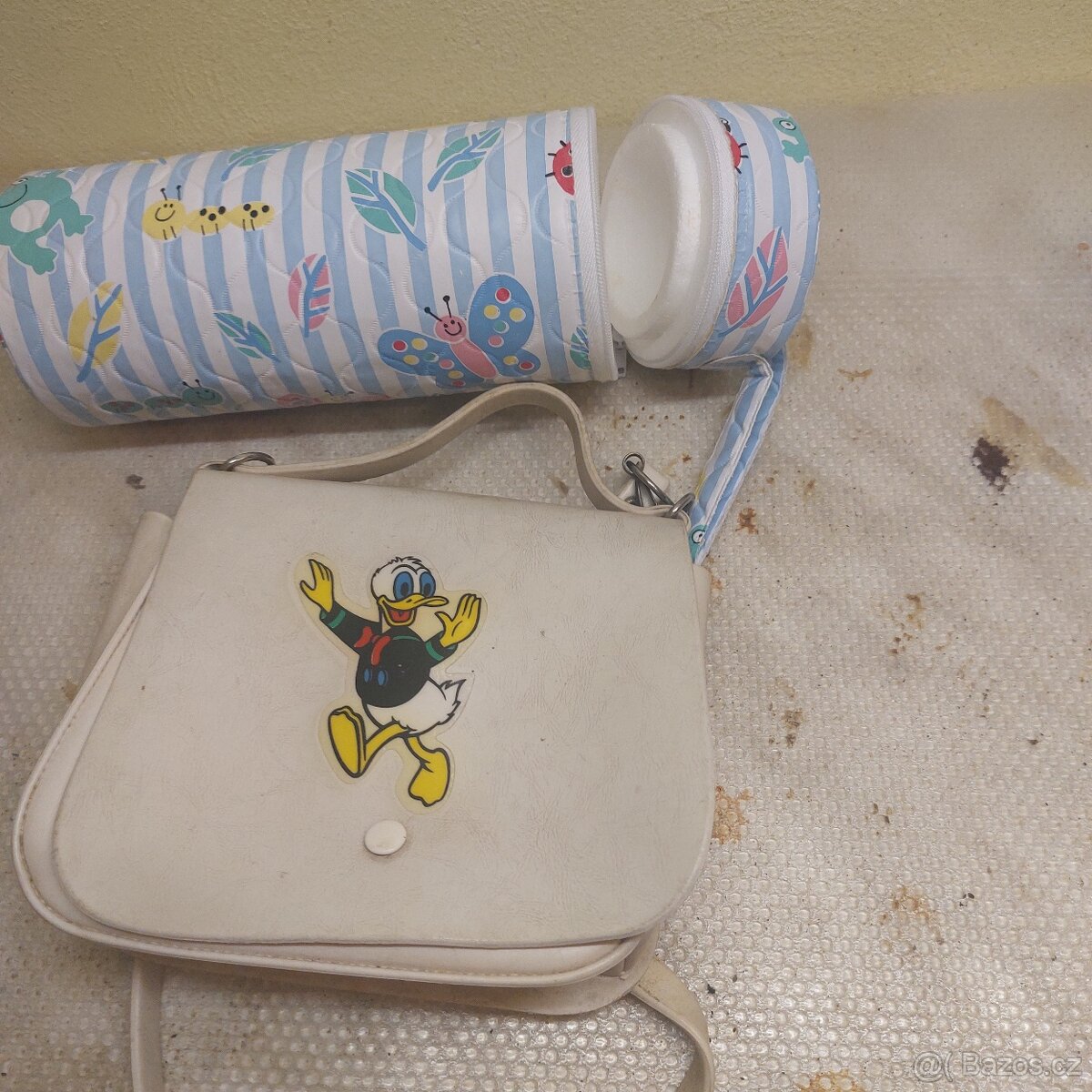 Stará dětská kabelka a termoska. - 3