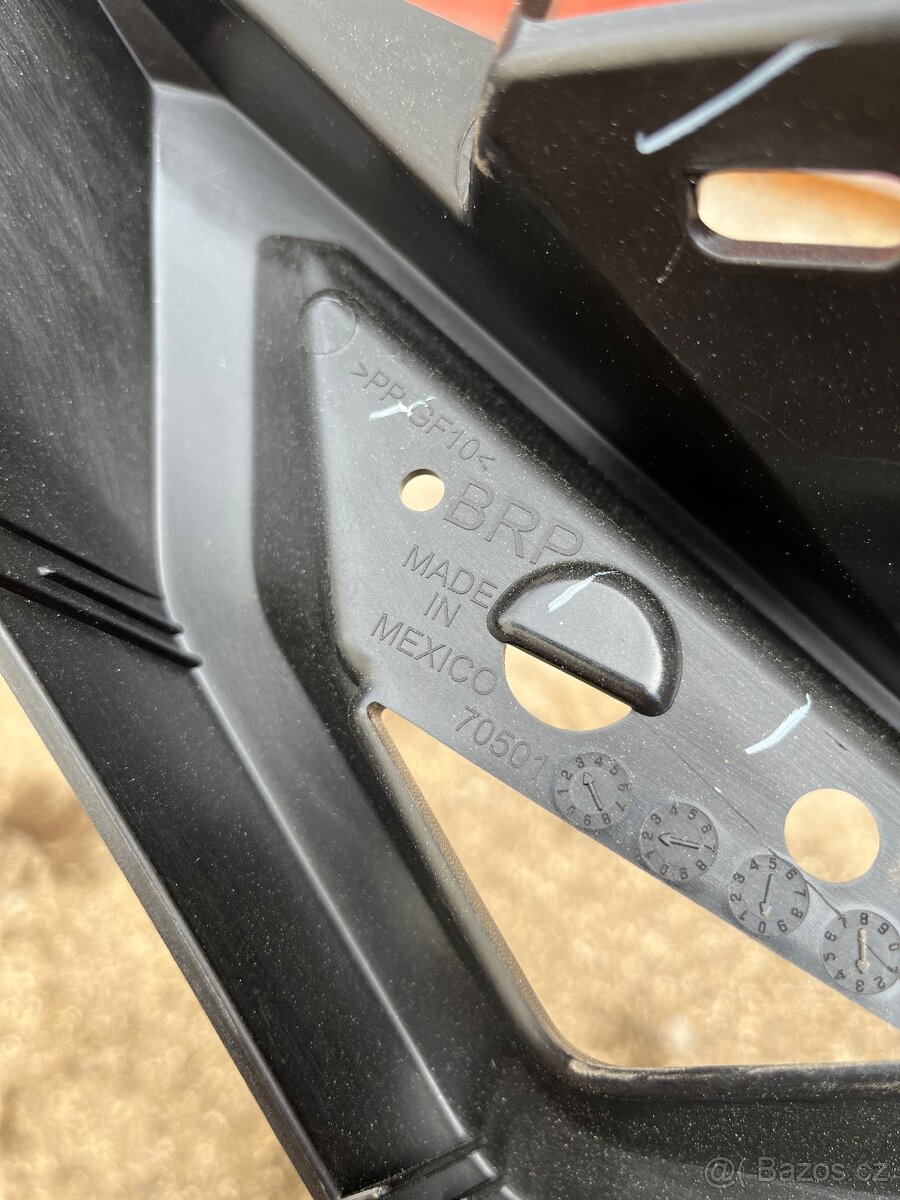 Can-am G3 rámeček zadních světel - 3