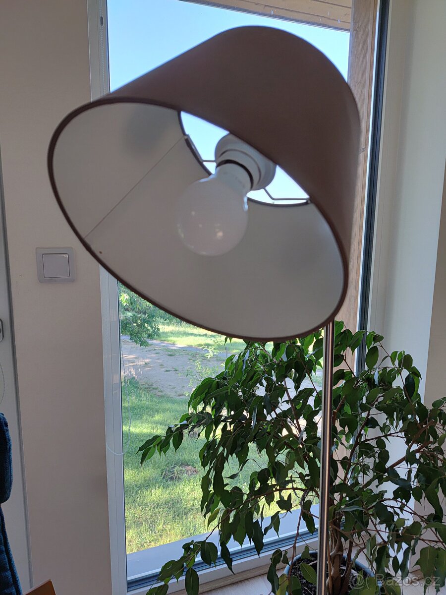 STOJACÍ LAMPA - 3