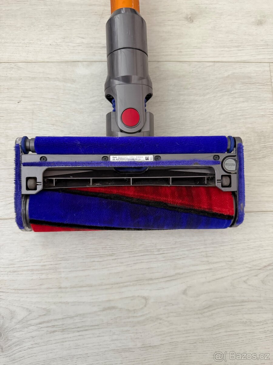 Tyčový a ruční vysavač Dyson V8 - 3