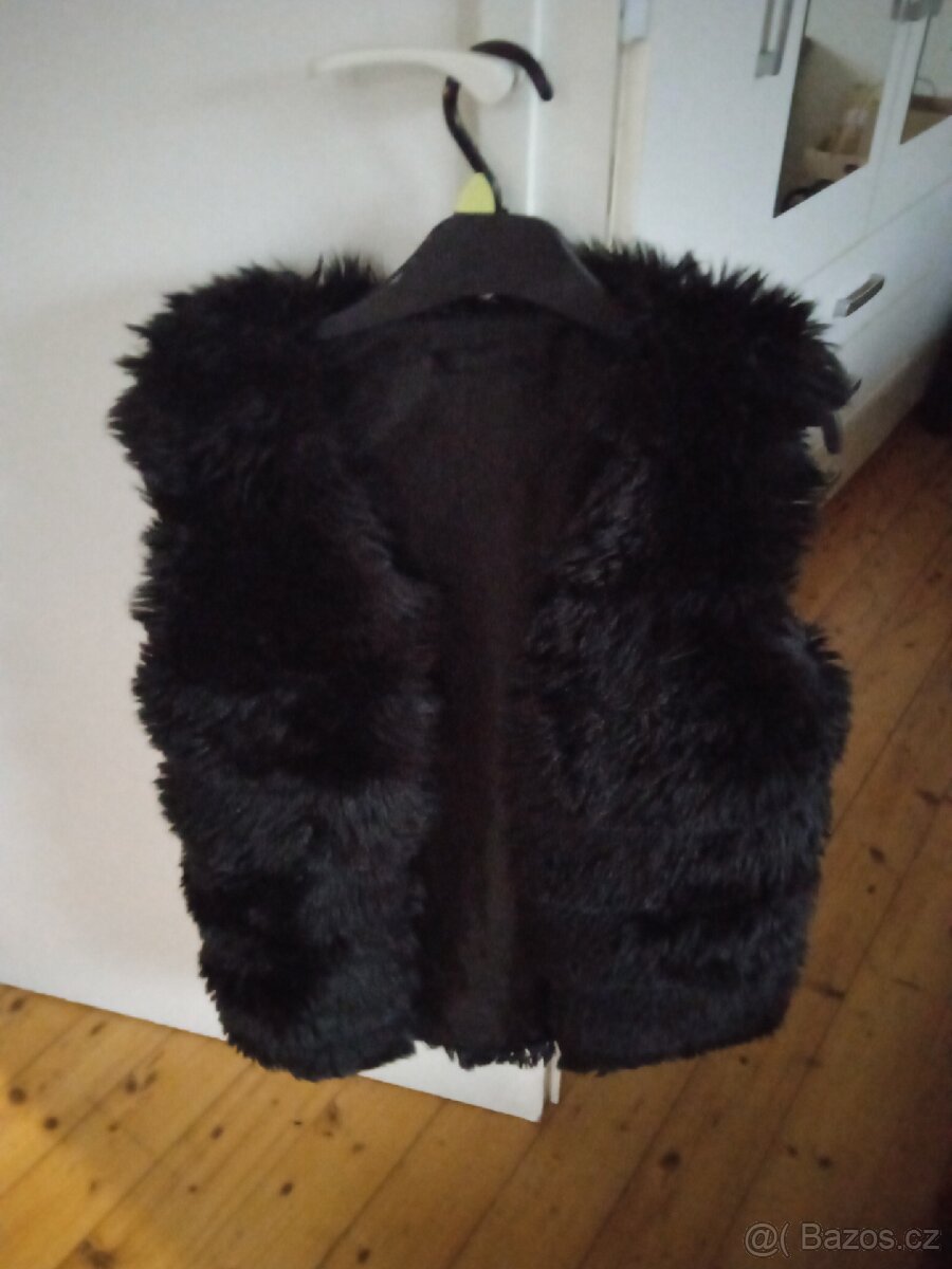 Dámská černá vesta. - 3