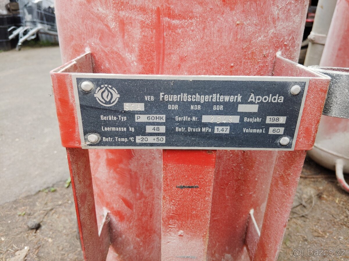 Starý mobilní vyřazený práškový hasící přístroj - 3