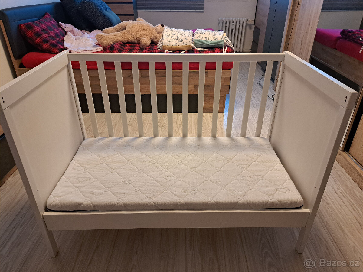 Dětská postýlka+materace+prostěradla+látkové zábr.+kapsář - 3