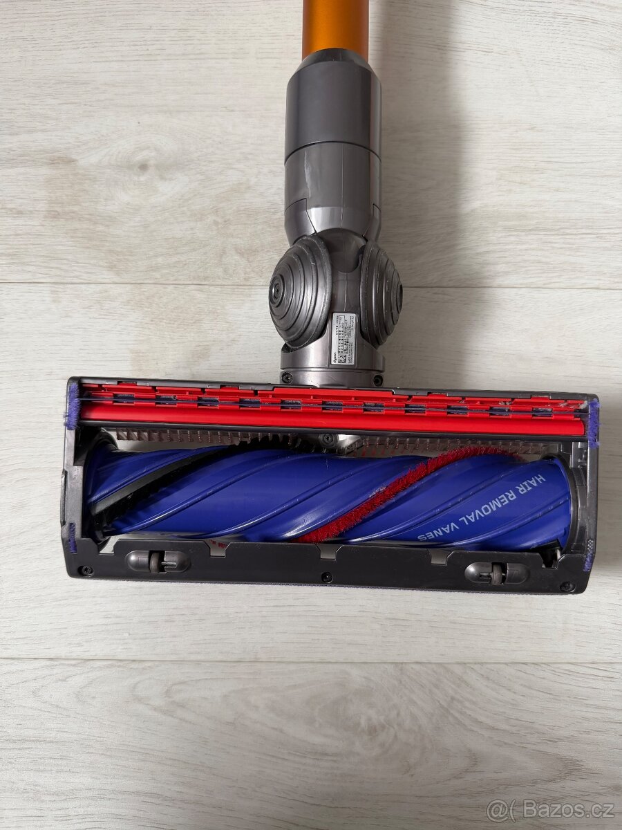 Tyčový a ruční vysavač Dyson V8 - 3