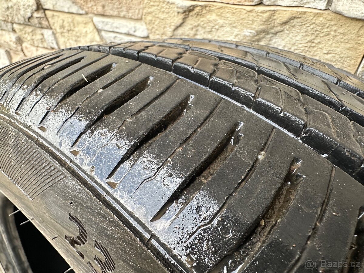 Pneu 235/45R18 - 3