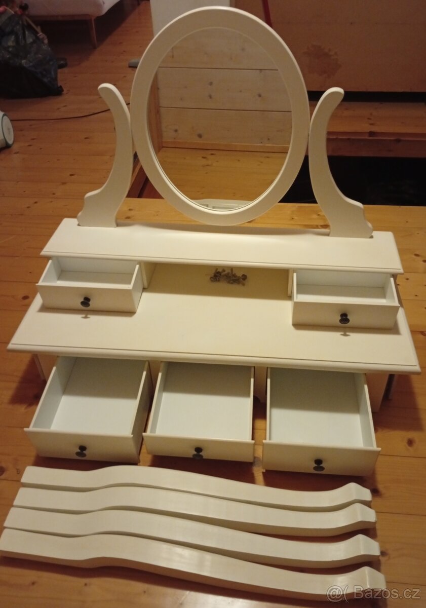 Kosmetický stolek - 3