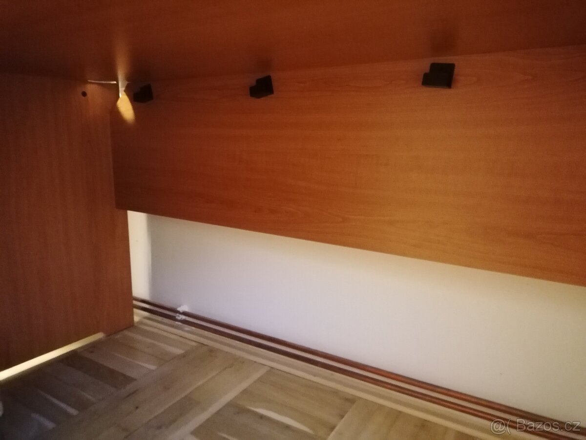 Kancelářský stůl - 3