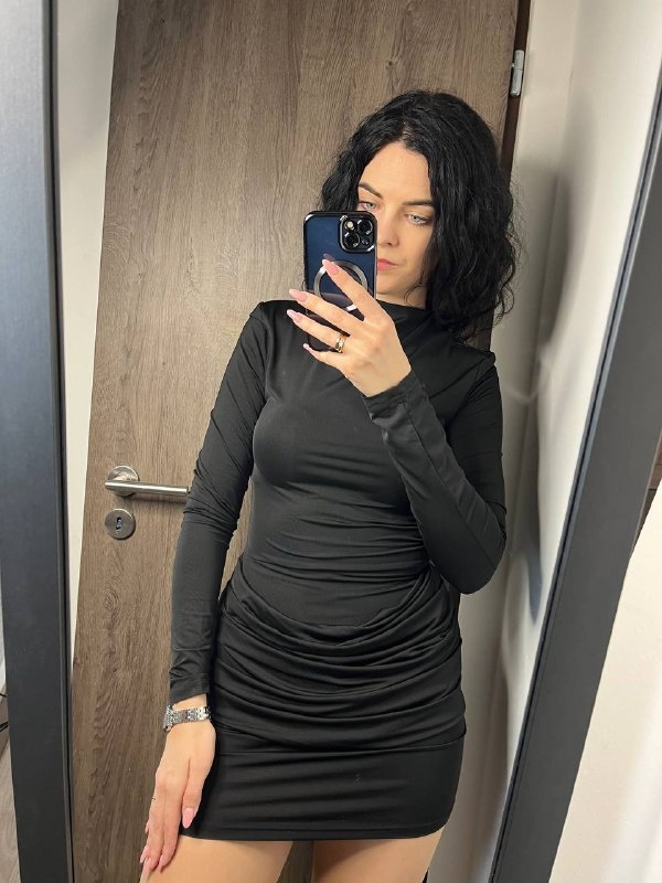 Krásné dámské mini šaty v černé barvě - 3