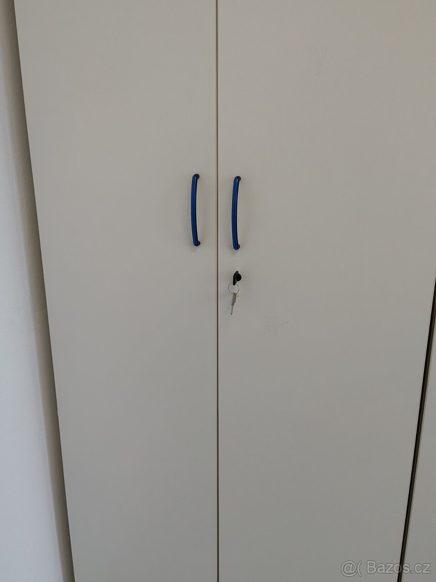 Nábytek z ordinace - 3