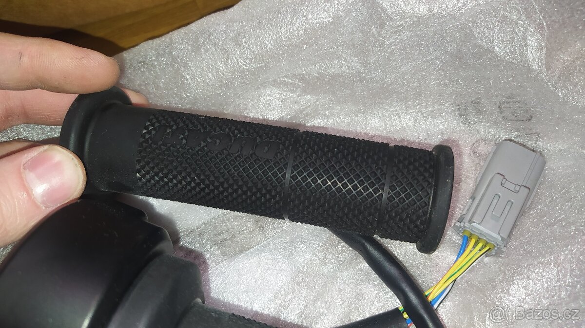 Multistrada v4 elektronický plyn - 3