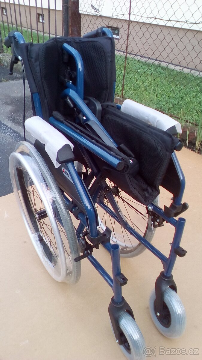 INVALIDNÍ VOZÍK-46CM-ODLEHČEN-BRZDY PRO DOPROVOD - - 3