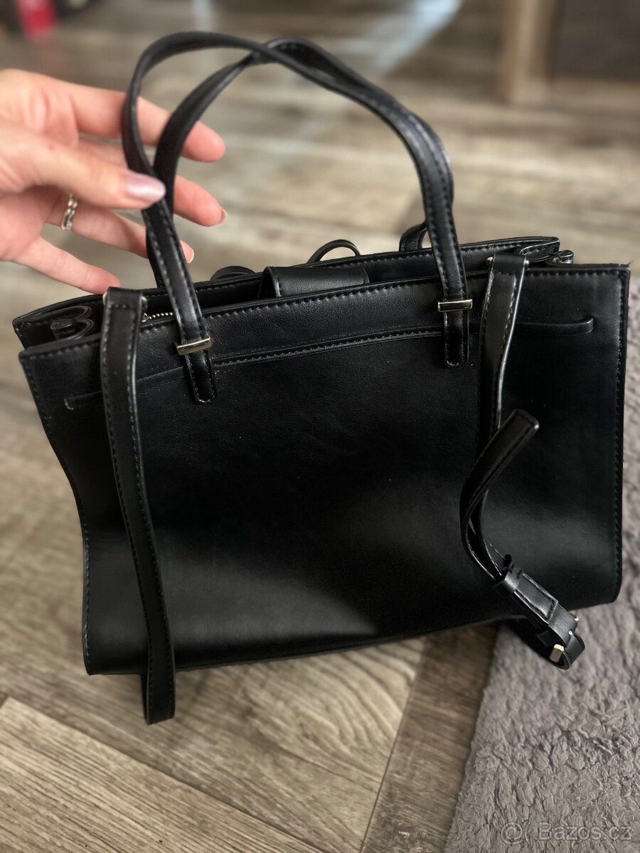 Guess černá kabelka s mašlí – elegantní a nadčasová - 3