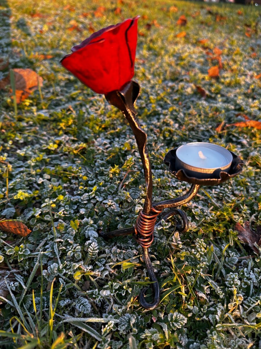 Plamen v růži - ručně kovaný svícen na čajovou svíčku - 3