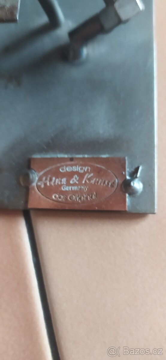 Mladí v nočním parku. - 3