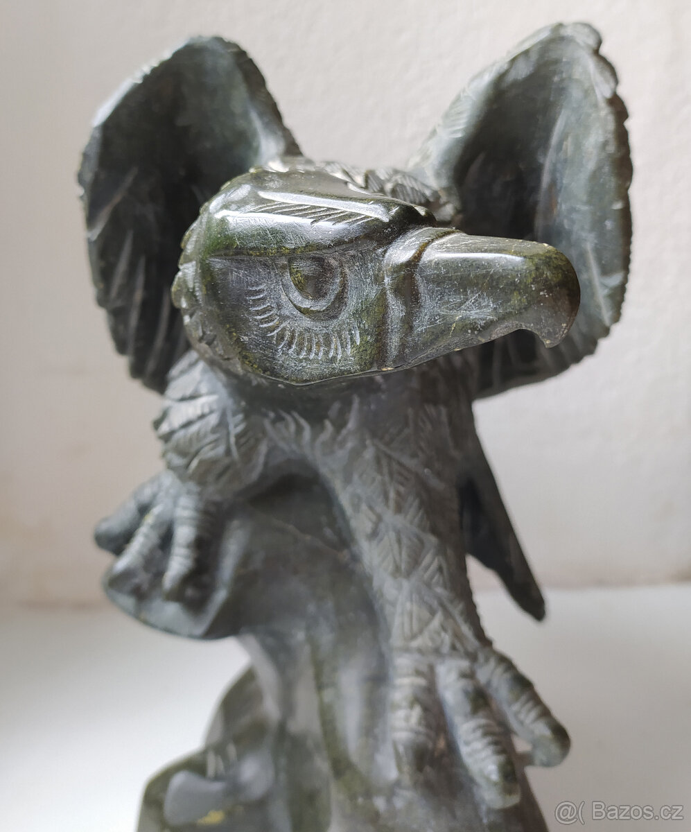 skulptůra orla - kamenina - 3