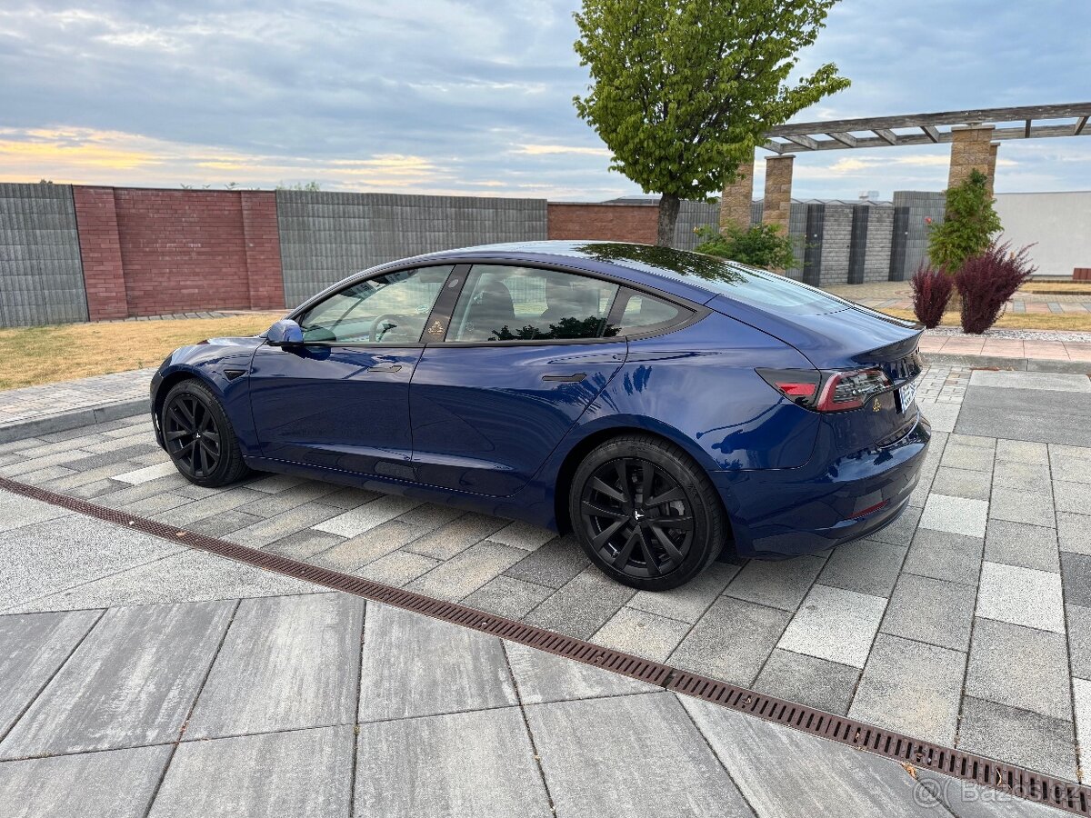Tesla model 3 - 3