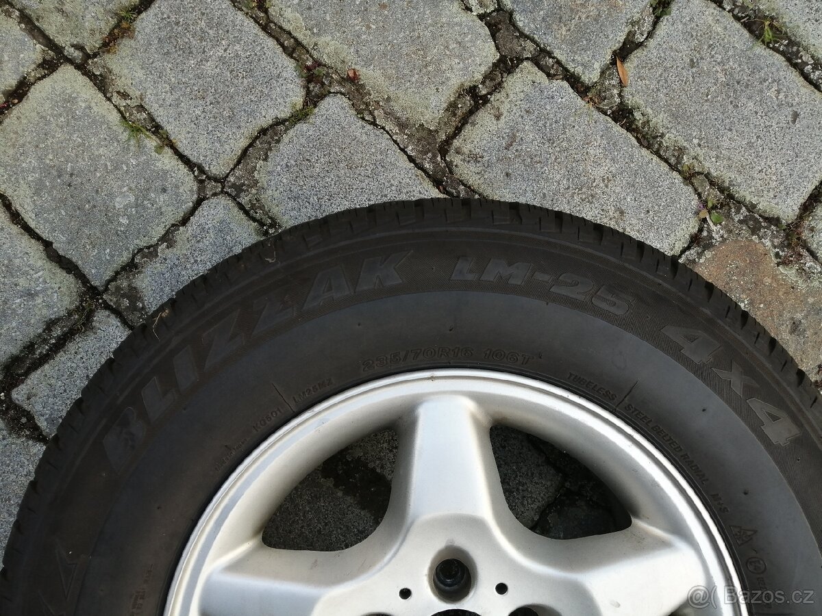 Bridgestone Blizzak LM25 4x4 235/70 R16 106T - 3