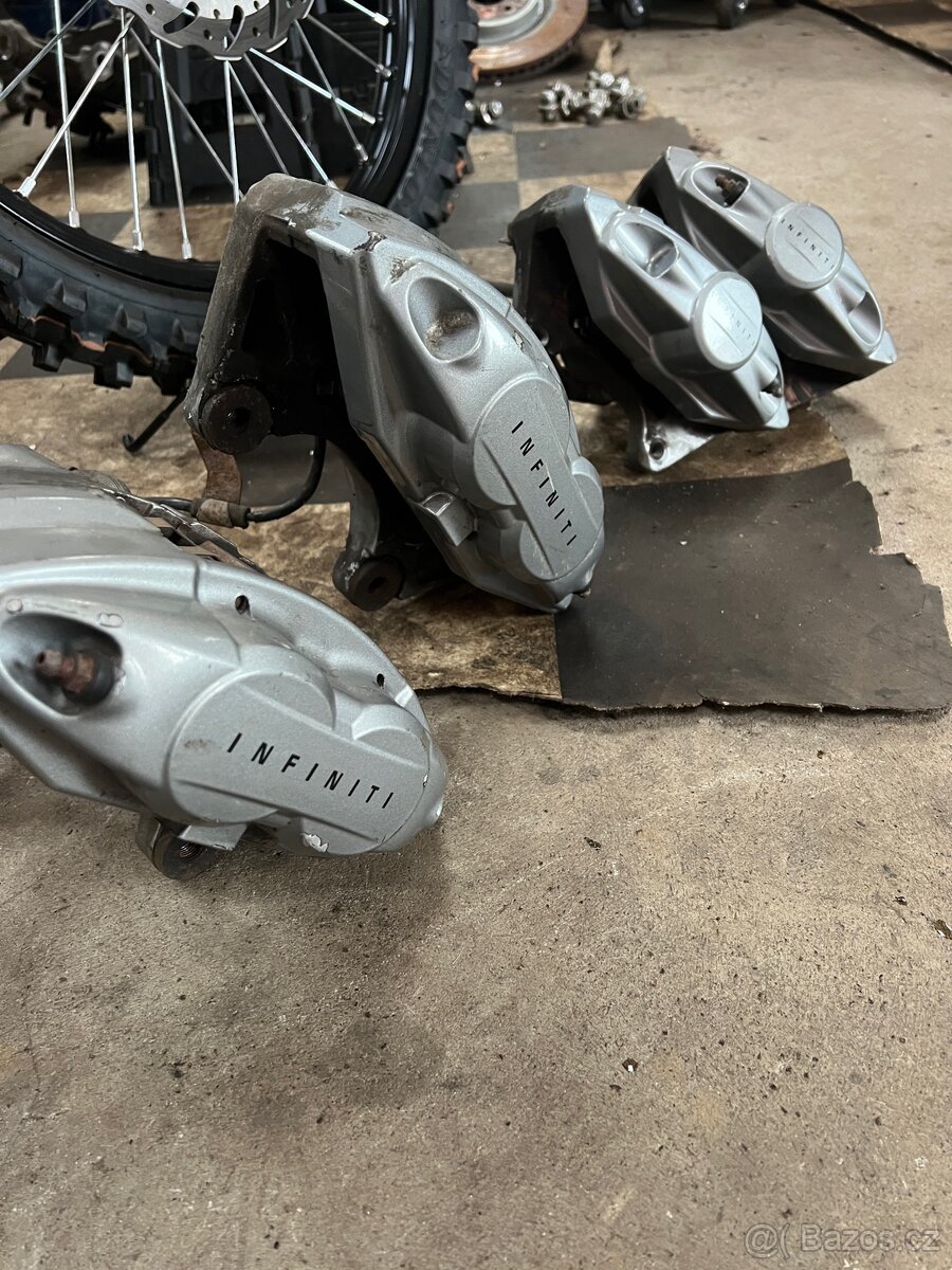 Prodám brzdy Akebono Nissan 370Z - 3