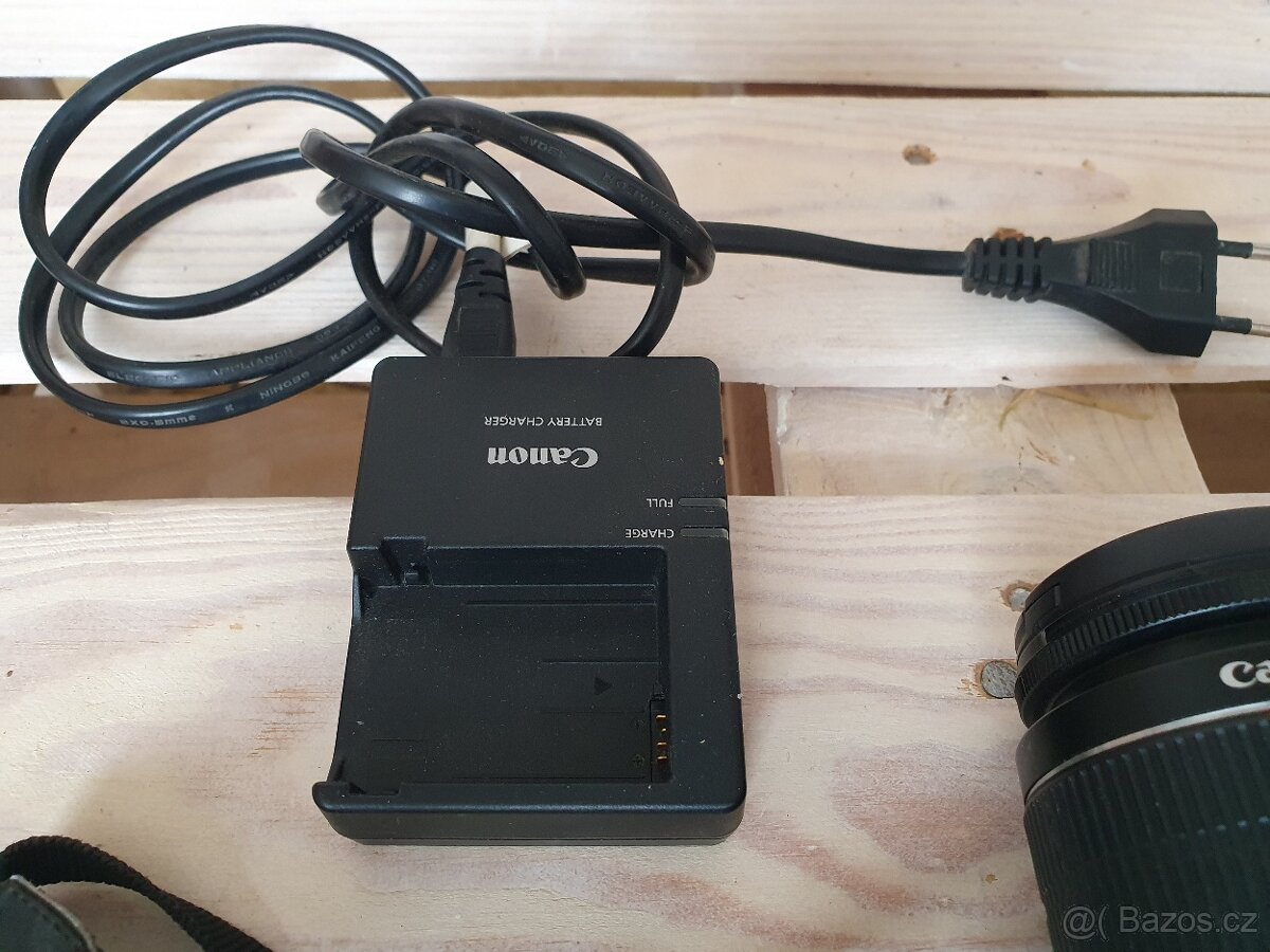 Canon EOS 550D se základním objektivem. - 3