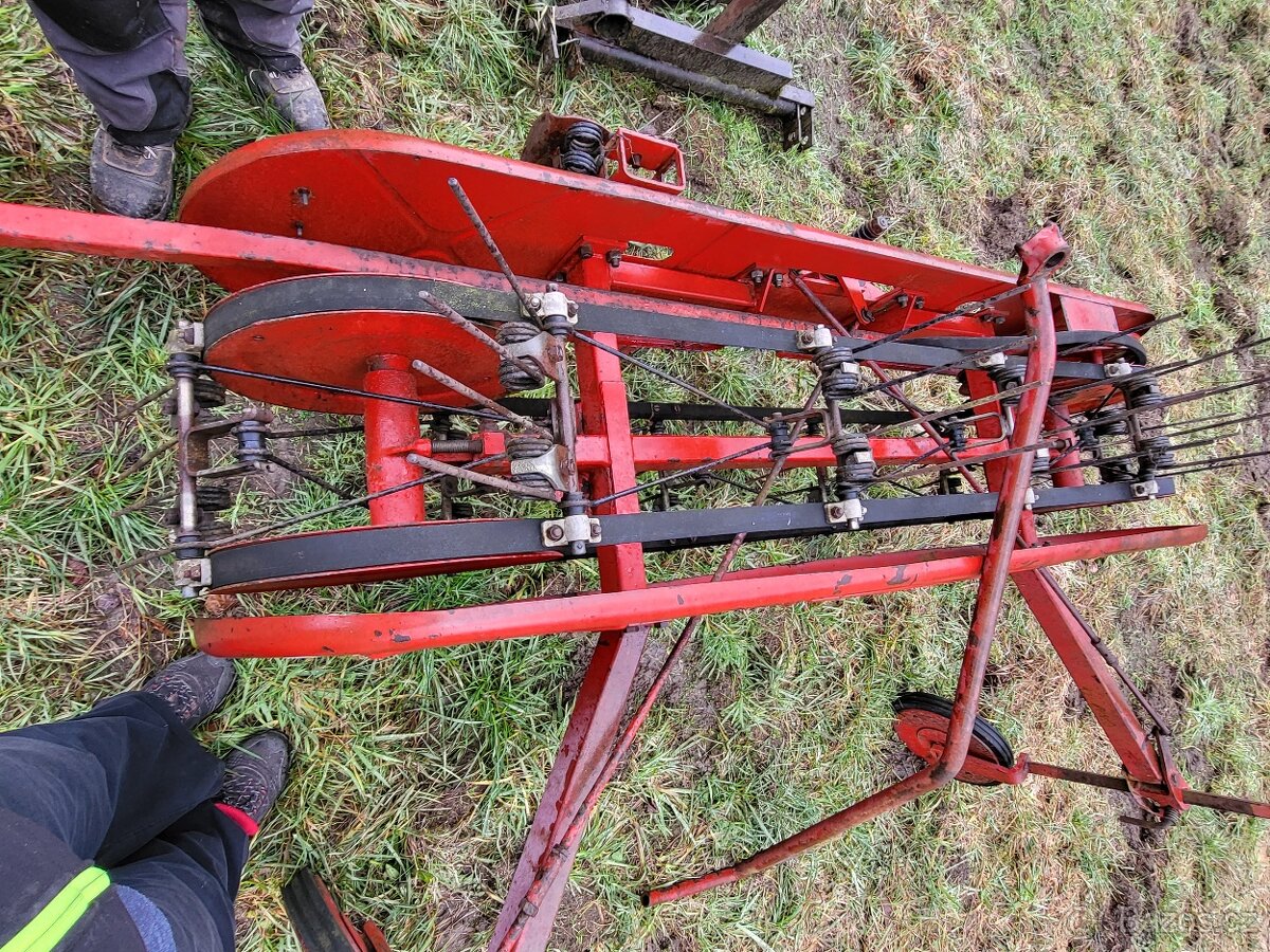 Pásový obraceč sena - 3