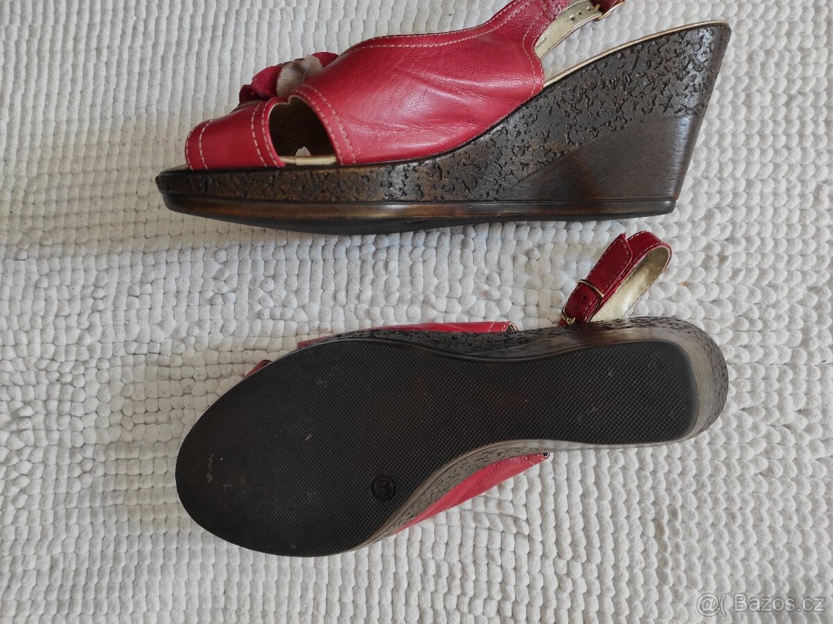 Prodám celokožené dámské boty na klínku č.40 - 3