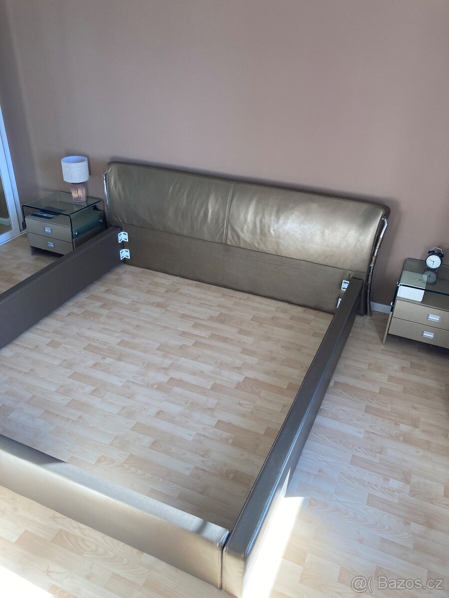 Postel s matraci a nočními stolky - 3