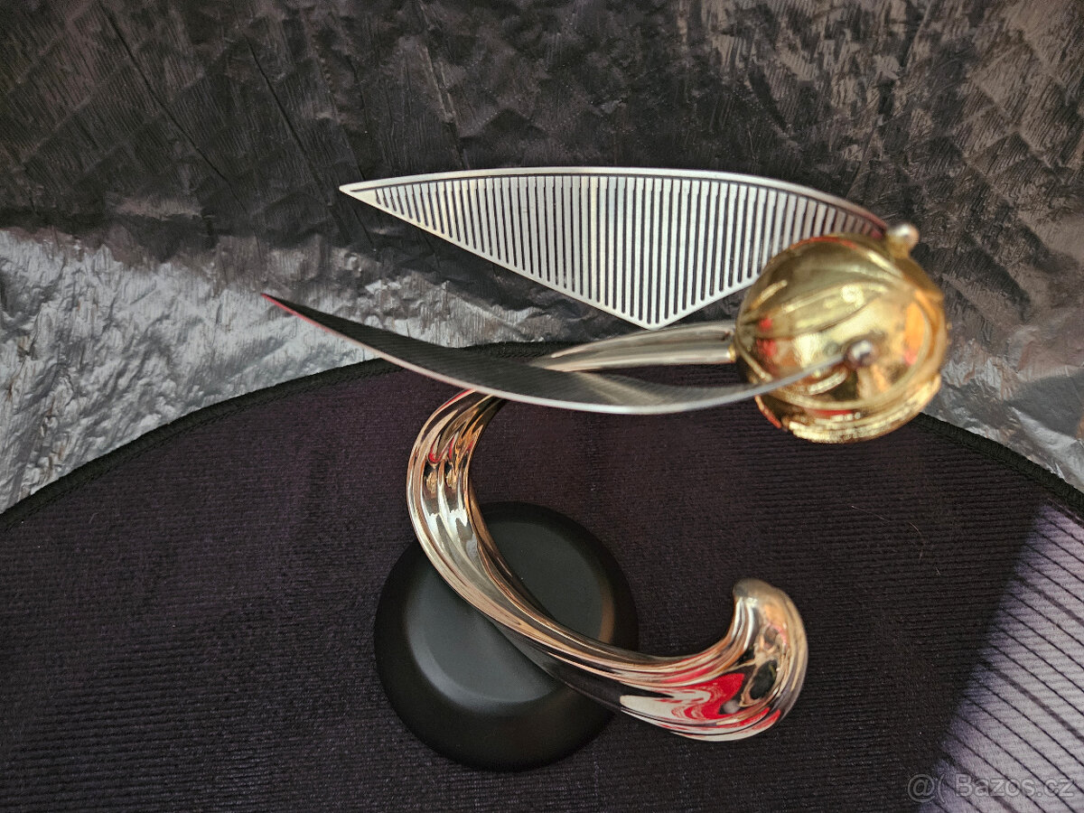 Harry Potter – soška Zlatonka na podstavci "Golden Snitch - 3