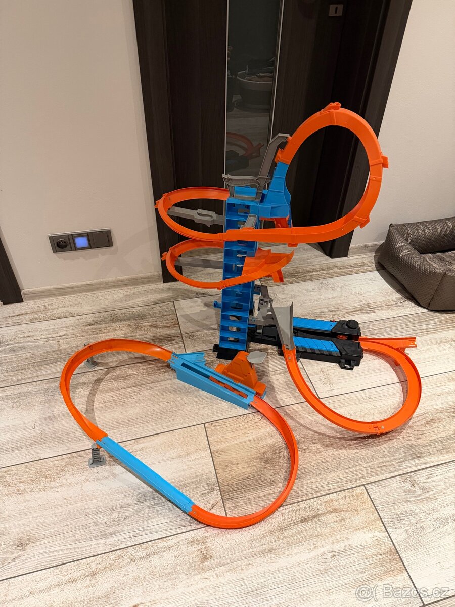 Hot Wheels Nebeská věž Kraksy GWT39 a Hot Wheels GJM75 - 3