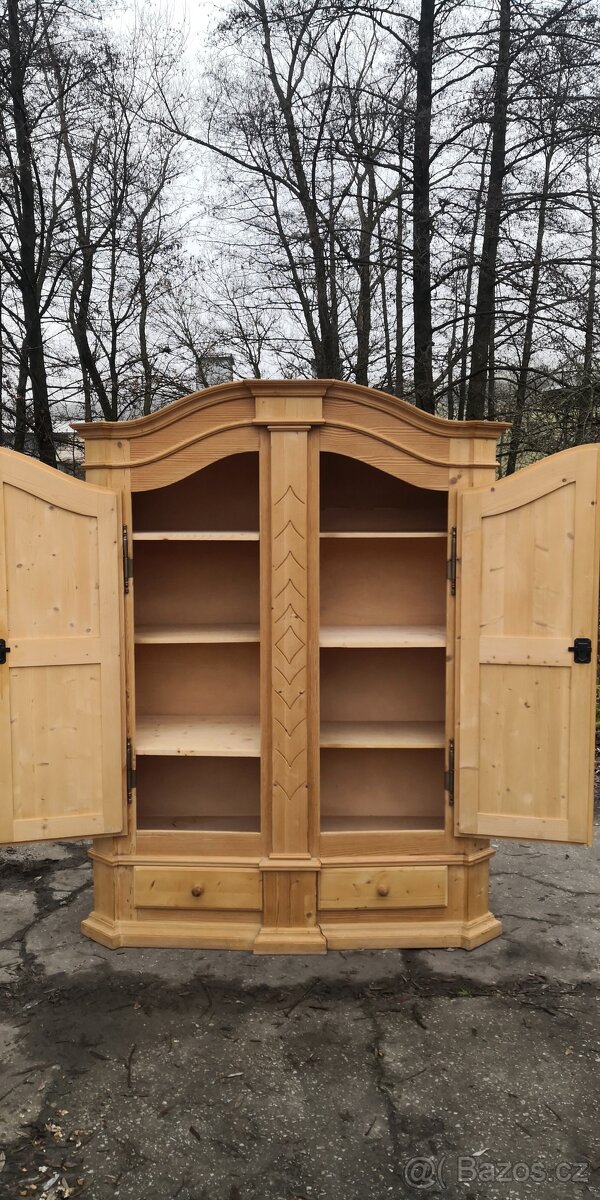 Celomasivní policová skříň s šuplíky - 3