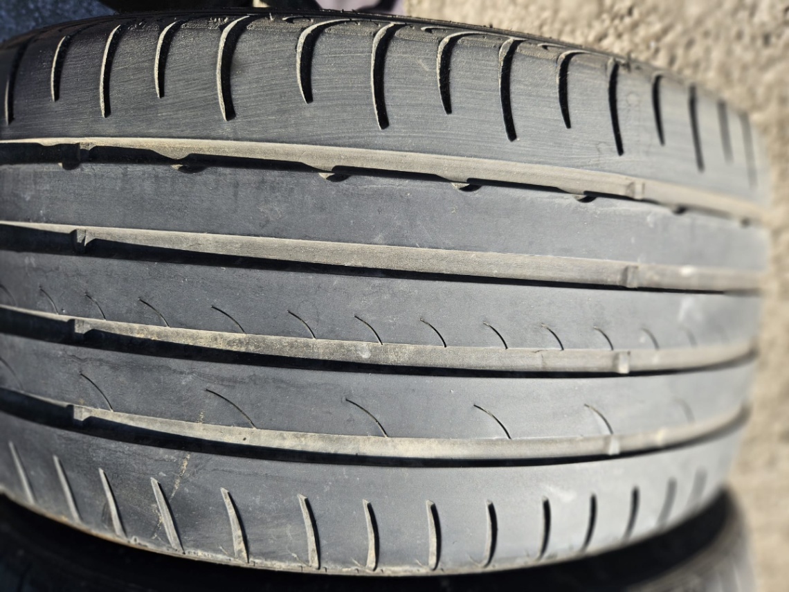 275/35R20 - 3