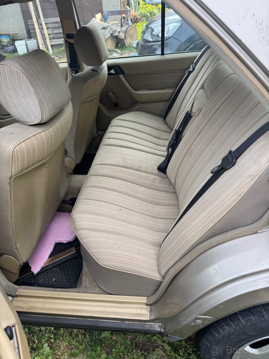 Interiér Mercedes w124 lišťak - 3