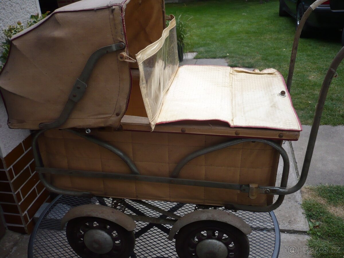 starý kočárek na panenku - 3