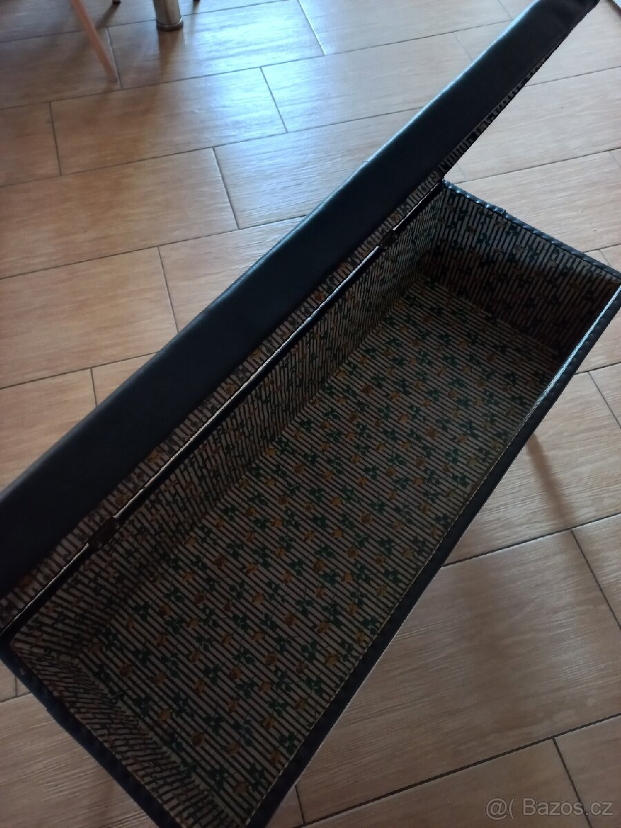 Lavice s úložným boxem
- 3