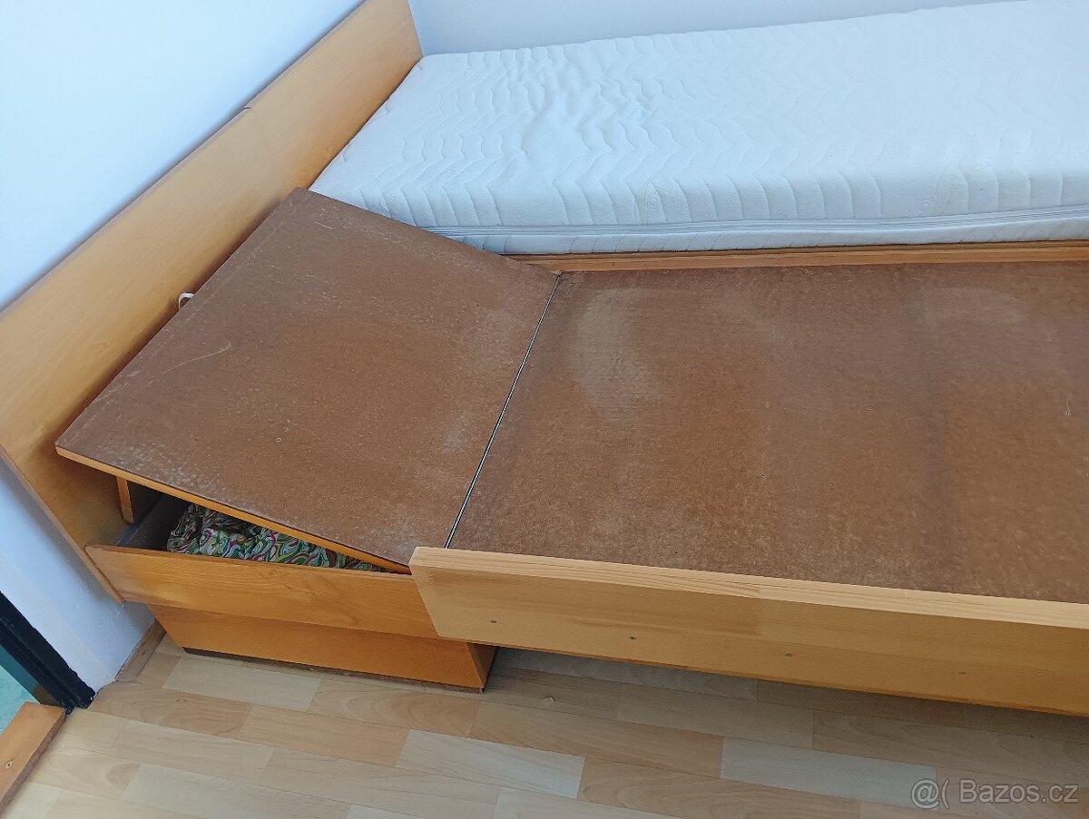 Skříň,toaletka, noční stolek,postele - 3