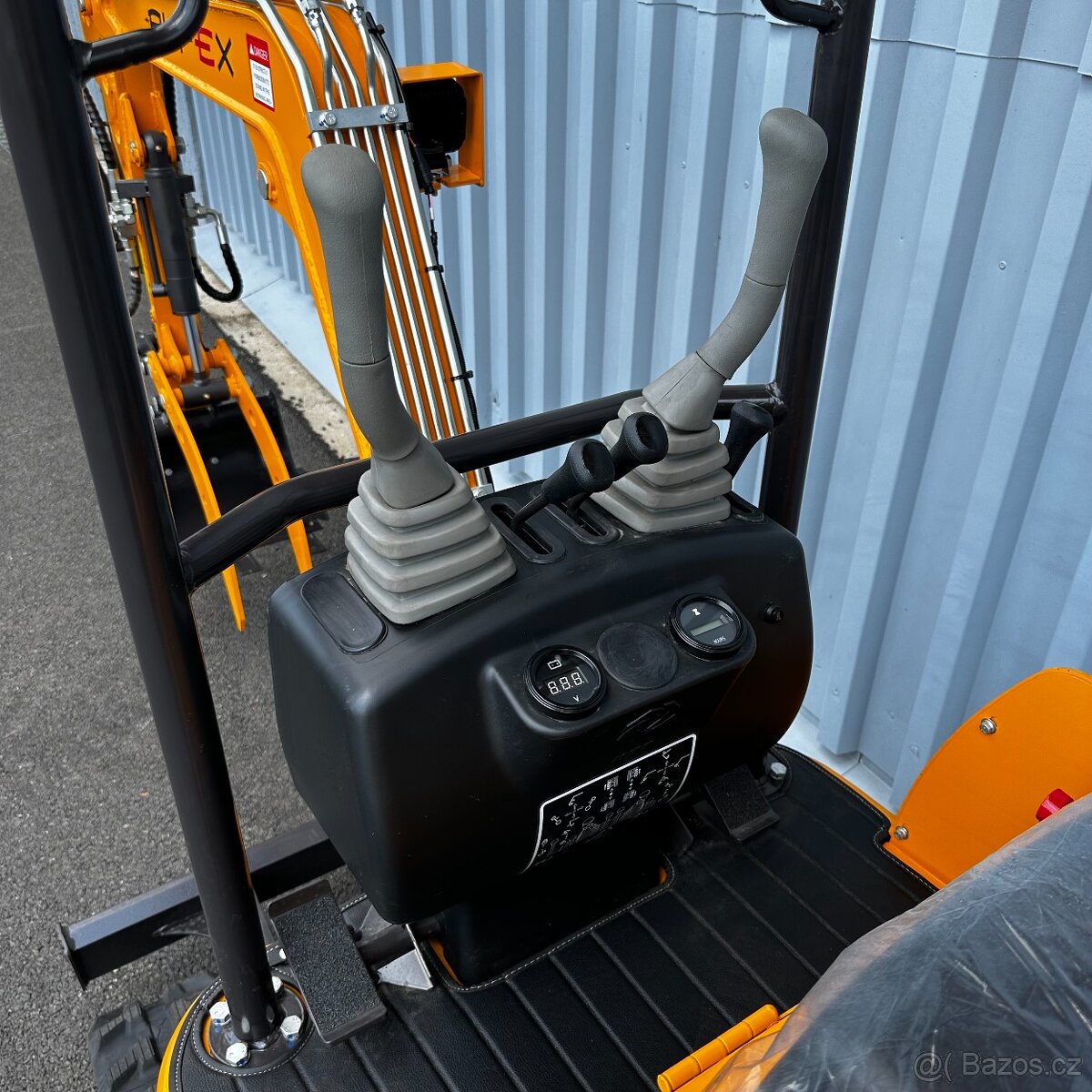 Minibagr RYPEX RP8M2 TOP stroj - 3