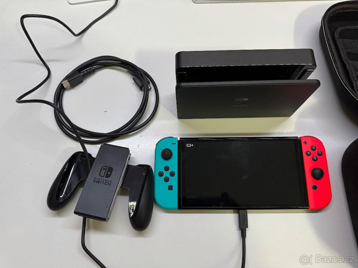 Nintendo Switch OLED 64GB s příslušenstvím a pouzdry - 3