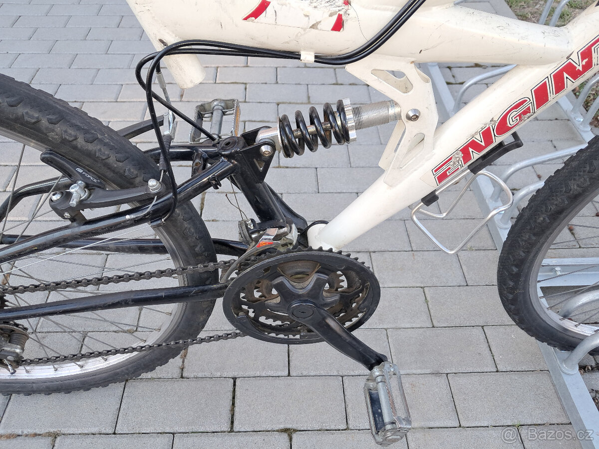 Horské kolo Engine Alpena, stojan na kolo a cyklo helma - 3