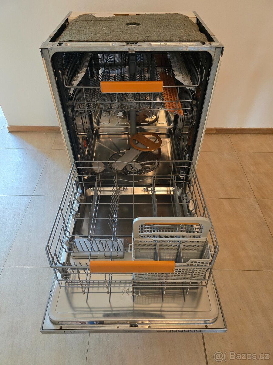 Myčka Elektrolux ESL67070R - 3