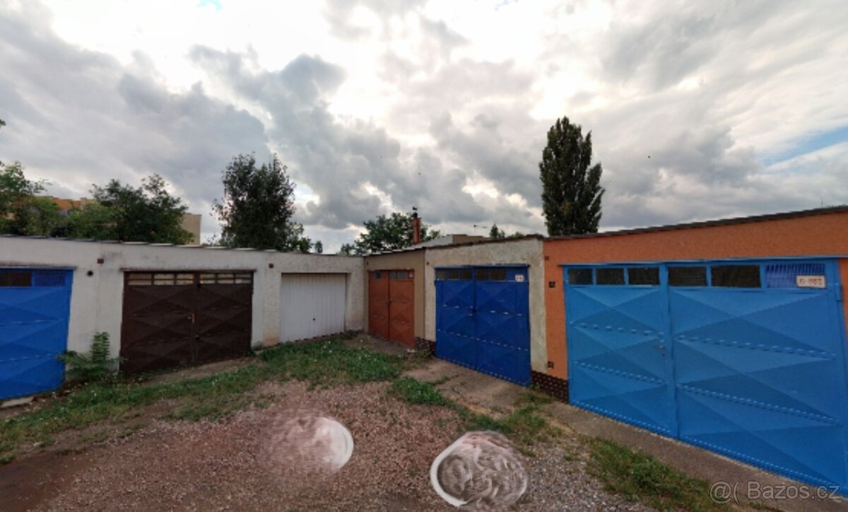 ULIČKA ZA GARÁŽEMI TVOŘÍCÍ UZAVŘENÝ DVOREK 51 m2, Hodonín - 3