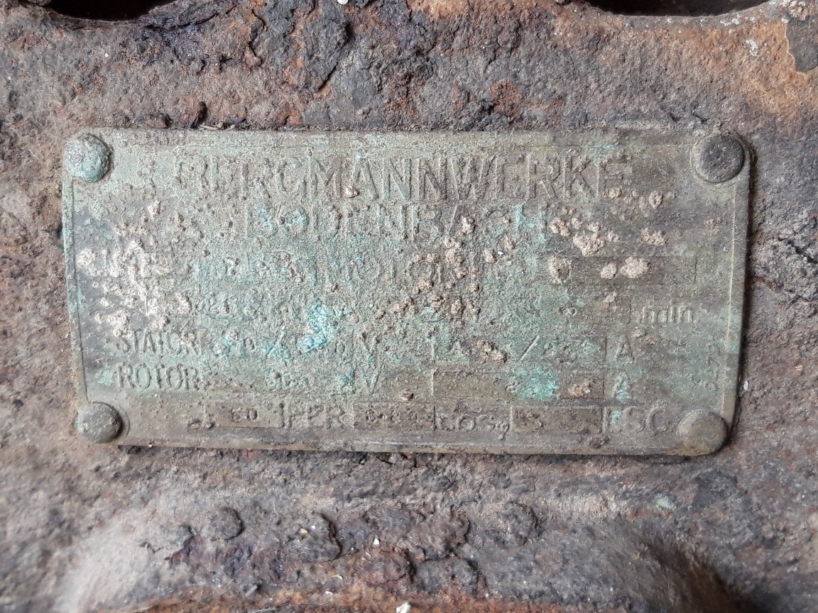 Historický otevřený motor s řemenicí - 3