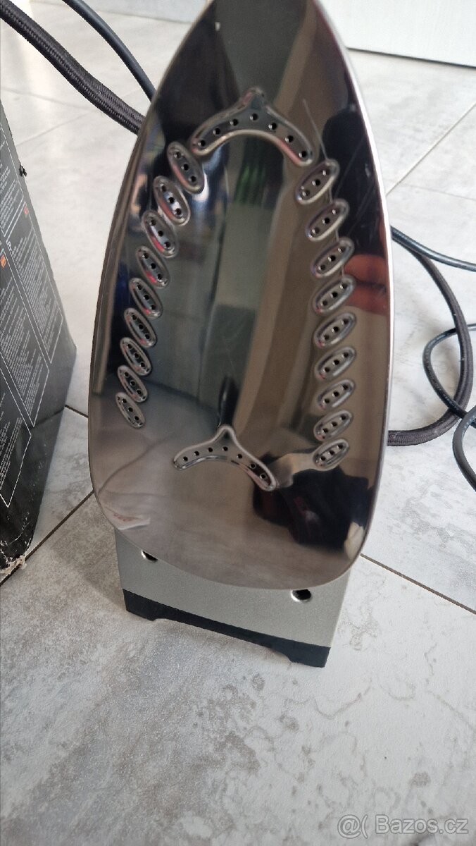 Napařovací žehlička AEG DBS 5558
- 3