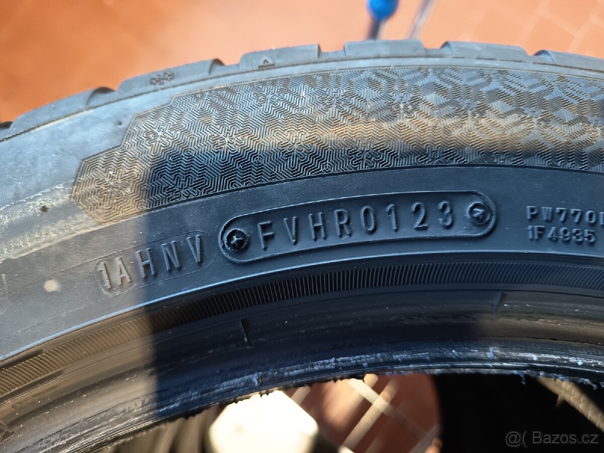 Prodám 4 pneu 235/50R19 103 v - 3