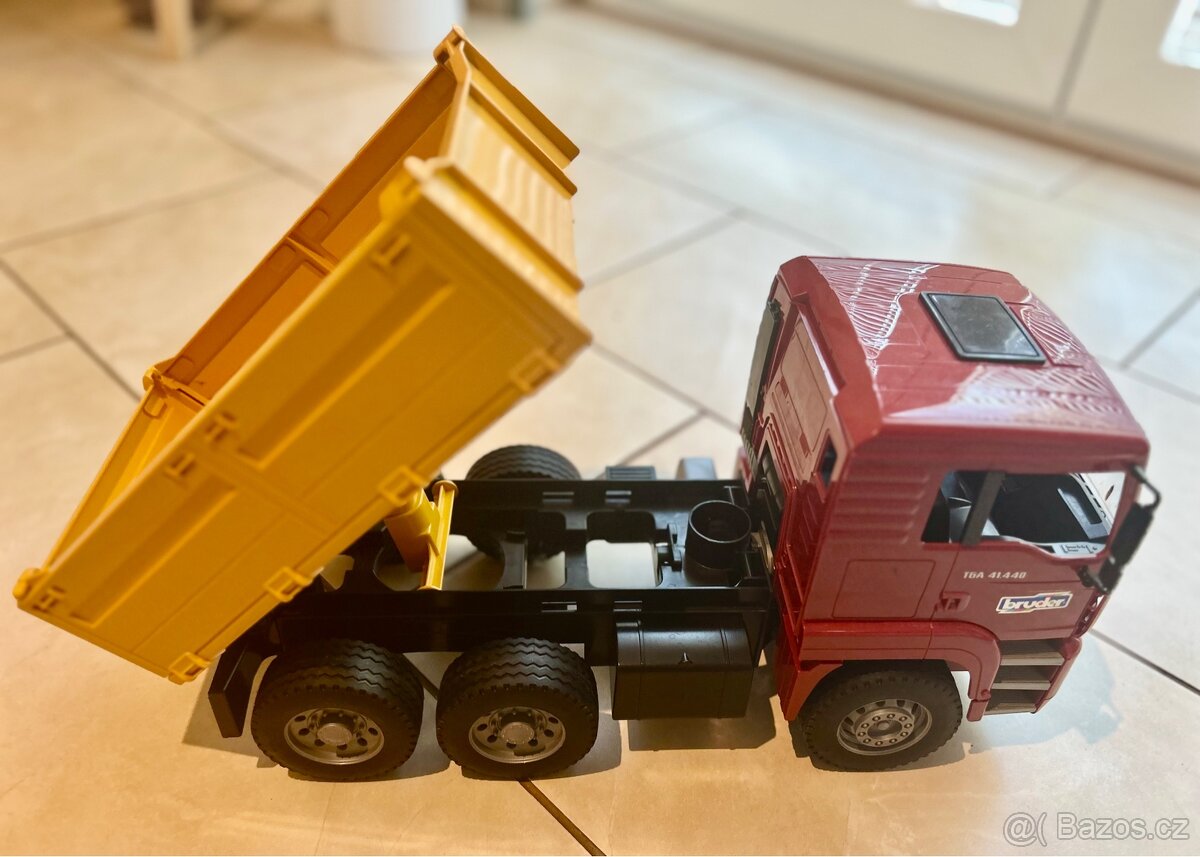 Prodám nákladní auto Man s bagrem Bruder - 3