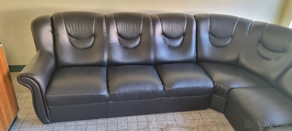 Velká sedačka z umělé kůže černá barva rozměr 3x2,10 - 3