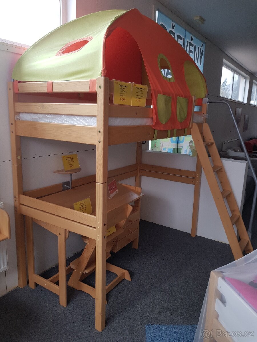 Dětská postel s domečkem a textiliemi. - 3