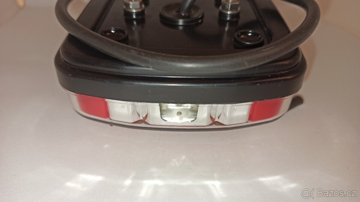 Univerzální zadní LED světlo – 2 kusy 12V / 24V - 3
